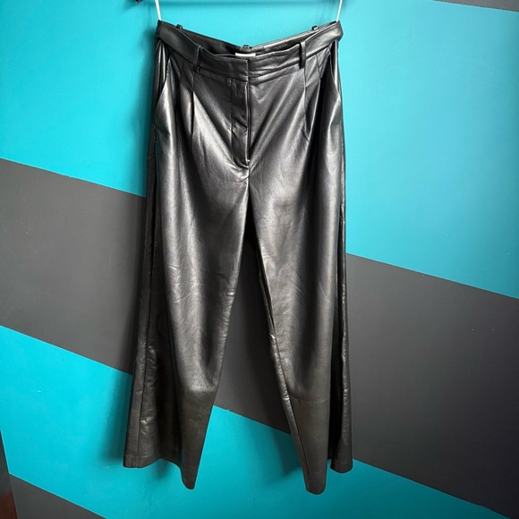 The Effortless Pant™ New
High-waisted wide-leg Vegan Leather pants si 10 - Picture 5 of 16